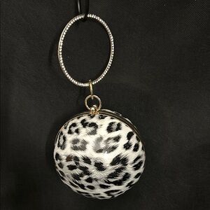Chic Leopard Print Round Purse